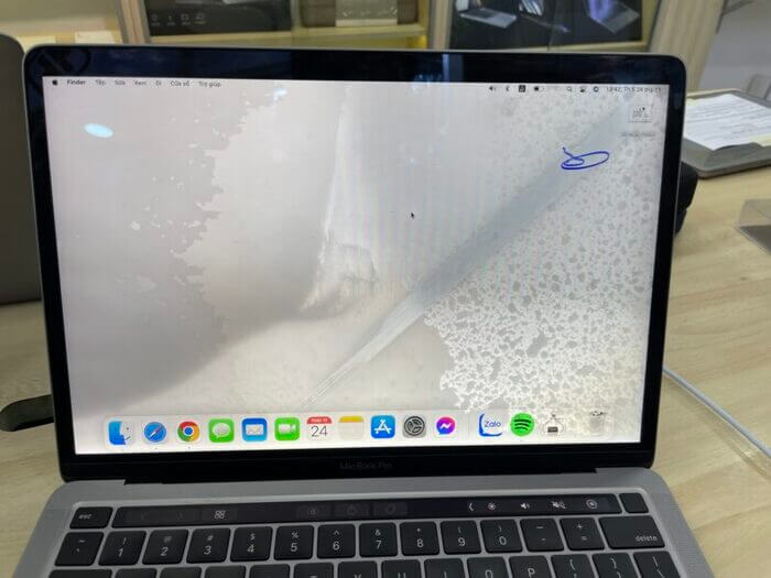 màn hình laptop bị ẩm